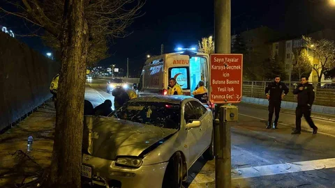 Kayseri'de Kaldırıma Çıkan Otomobil Ağaca Çarptı