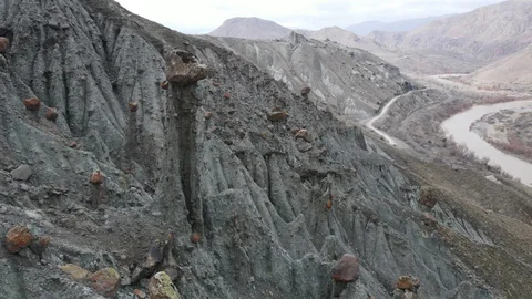 Erzincan'da Doğal Oluşumlar İlgi Çekiyor