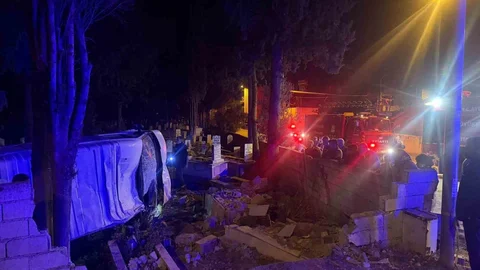 Köşk'te Minibüs Mezarlığa Uçtu