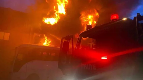 Antalya'da İnşaat Malzemeleri Deposunda Yangın Çıktı