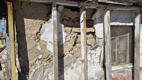 Metruk Evler Tehlike Saçıyor