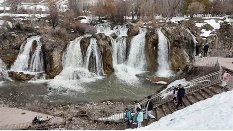 Muradiye Şelalesi'nde Yerli Ziyaretçi Yoğunluğu