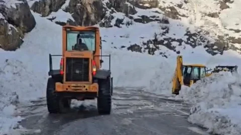 Şırnak-Hakkari Yolunda Çığ Sonrası Ulaşım Açıldı