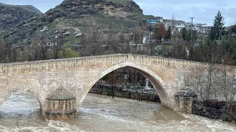 Diyarbakır'da Sağanak Yağışlar Etkili Oldu