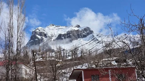 Şırnak'ta Kar Kütleleri Şelale Gibi Aktı