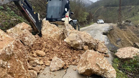 Düzce'de Heyelan Sonrası Yol Çatladı