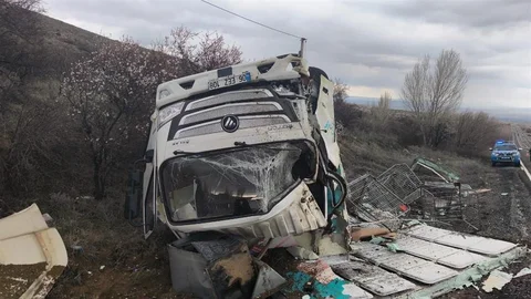 Kontrolden Çıkan Kamyonet Devrildi