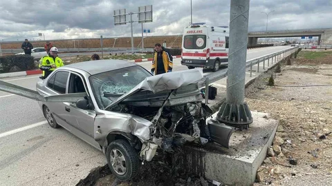 Karaman'da Otomobil Demir Bariyere Saplandı