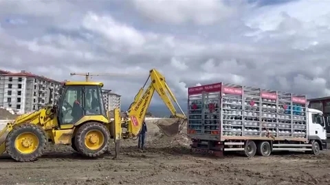 Çamura Saplanan Kamyon Kurtarıldı