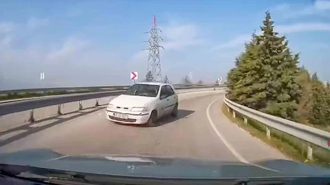 Ters Yönde Seyir Eden Araç Manisa'da Kaza Tehlikesi Yarattı