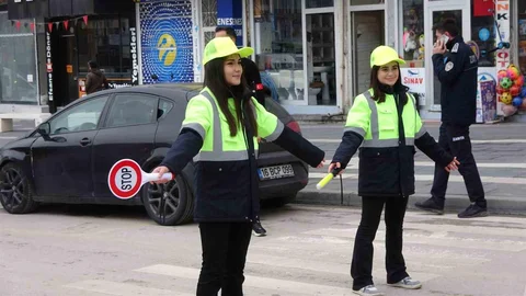Yozgat'ta Öğrenciler Trafiğe Yön Verdi
