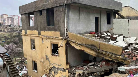 Adıyaman'da Tahliye Edilen Bina Çöktü