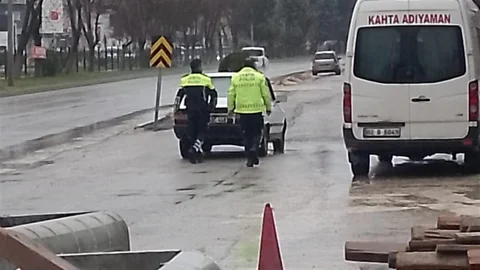 Adıyaman'da Yolda Kalan Araç Sürücüsüne Yardım