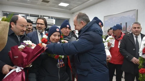Erzurum'da Meşalelerle Karşılandılar