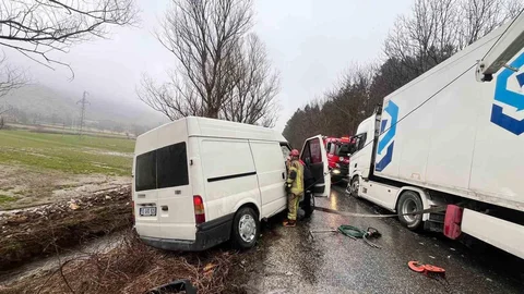 İzmir'de Otomobil ve Tır Çarpıştı