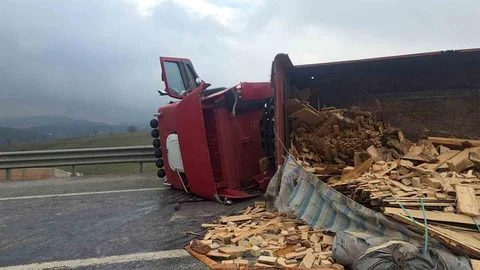 Yalova'da Tır Devrildi