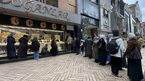 Kocaeli'de Kuyumculara Uzun Kuyruklar Oluştu