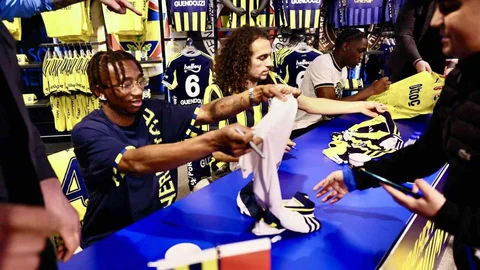 Fenerbahçe Futbolcuları Taraftarlarla Buluştu