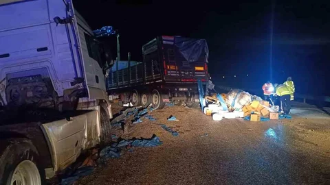 Antalya'da Tır Devrildi: 1 Yaralı