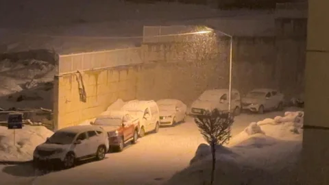 Yüksekova'da Yoğun Kar Yağışı Etkili Oldu
