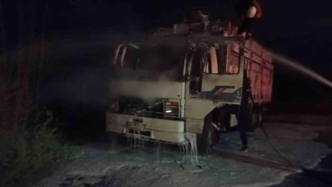 Kamyon Yangında Alev Alev Yandı