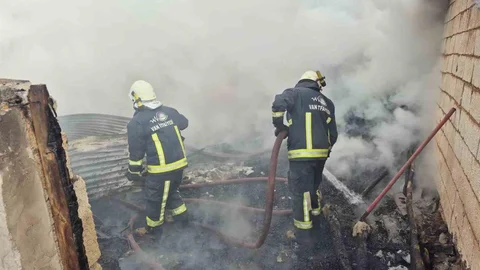 Erciş'te Ahır Yangını Meydana Geldi