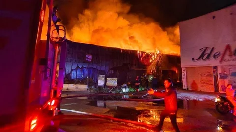 İzmir Buca'da Mobilya Fabrikasında Yangın