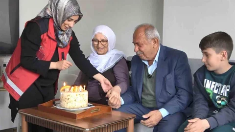 Yaşlı Çifte Pastalı Kutlama