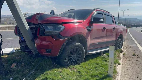 Elazığ'da Kamyonet Direğe Çarptı