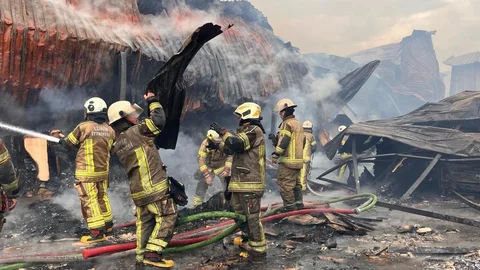 İzmir'de Sanayi Sitesinde Yangın Kontrol Altına Alındı
