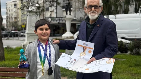 İzmir'de Torun Bayram Hediyesi Verdi