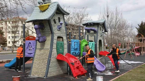 Elazığ'da Çocuk Oyun Alanları Yenilendi