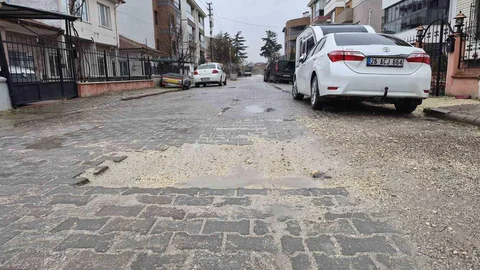 Ertuğrulgazi Mahallesi'nde Bozuk Yollar Sorun Oluyor