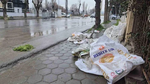Kaldırımlar Çöp İçin Kullanılıyor