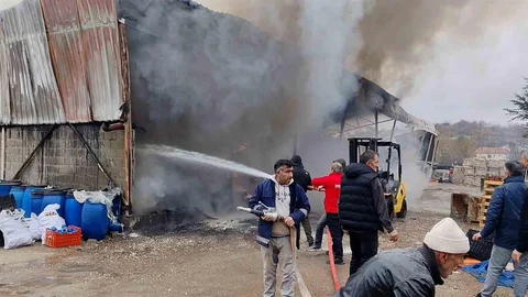 Bolu'da İnşaat Deposunda Yangın Çıktı