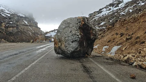 Karaman’da Dev Kaya Düşmesi Olayı