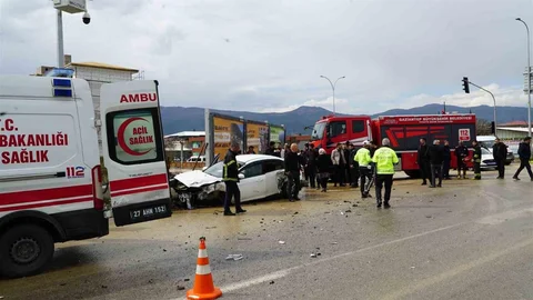 Gaziantep'te Tır ve Otomobil Çarpıştı