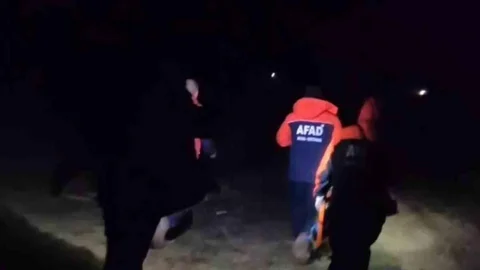 Çorum'da Çamura Saplanan Aile Kurtarıldı