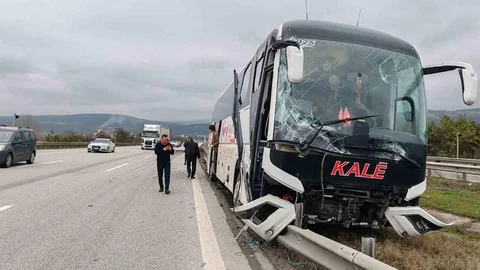 Bolu'da Otobüs ve Tır Çarpıştı