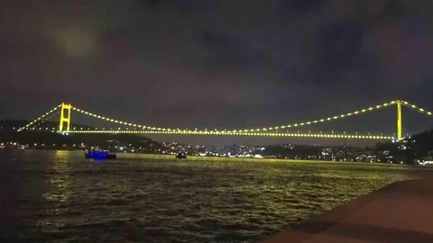 Endometriozis Farkındalık Ayı İçin Sarı Işıklandırma