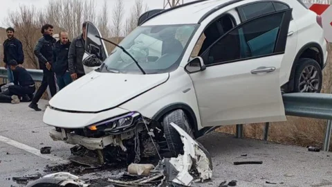 Kontrolden Çıkan Araç Bariyerde Asılı Kaldı