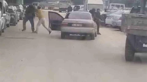 Bursa'da Yol Ortasında Kavga Görüntülendi