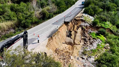 Adana'da Heyelan Sonrası Yol Çöktü