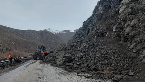 Yüksekova-Van Yolunda Geçişler Yeniden Başladı