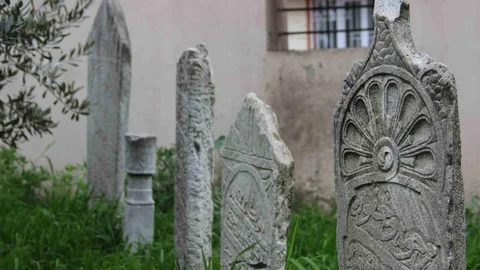 Manisa'da Tarihi Mezar Taşları Tahrip Edildi
