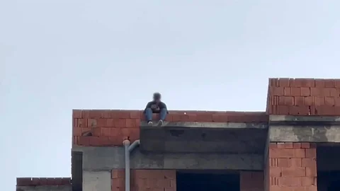 Antalya'da Çatıya Çıkan Adam İkna Edildi