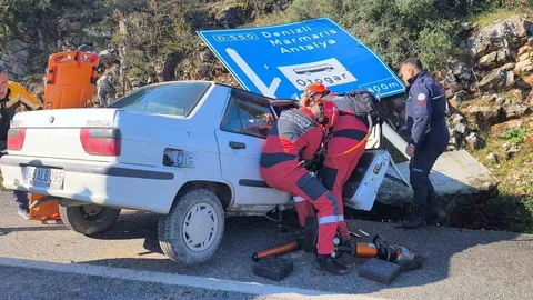 Menteşe'de Alev Alan Araçta İki Kişi Kurtarıldı