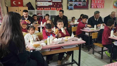 Muş'ta Öğrencilere Sürpriz İkram