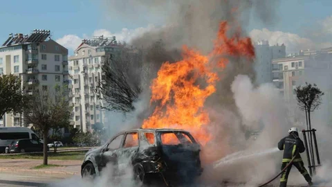 Antalya'da Alev Alan Araçta Kediyle Kaçış