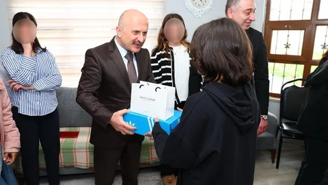 Vali Varol Çocuklara Hediye Verdi